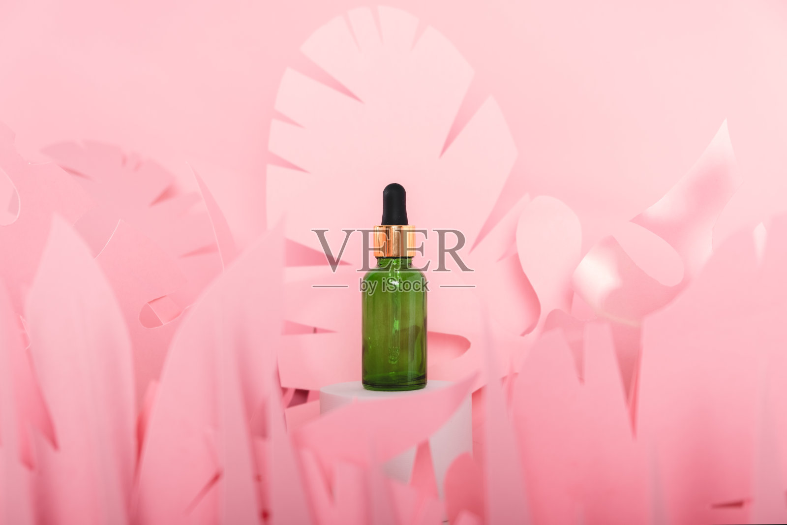 滴管式玻璃瓶和吸管放在白色讲台上。透明透明的天然美容矿物质和生态血清护肤理念。照片摄影图片