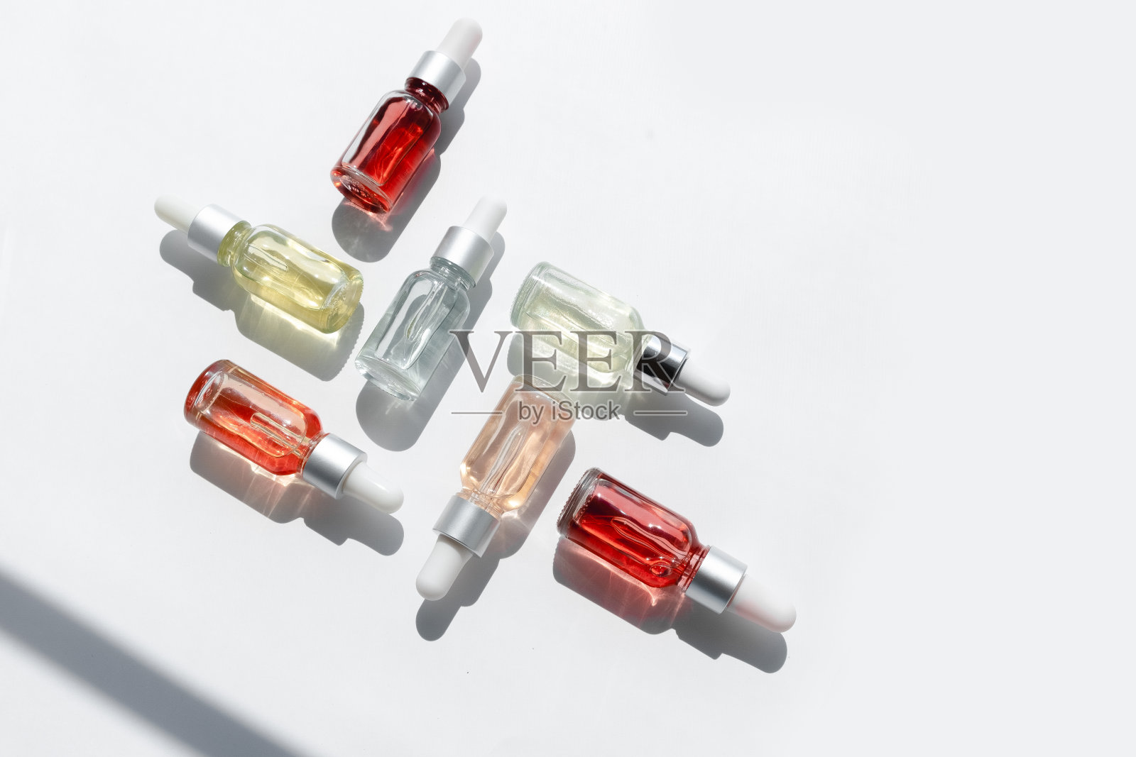 带吸管的玻璃瓶滴管。透明透明的天然美容矿物质和生态血清护肤理念。顶部横向查看拷贝空间。夏天多汁的颜色。照片摄影图片