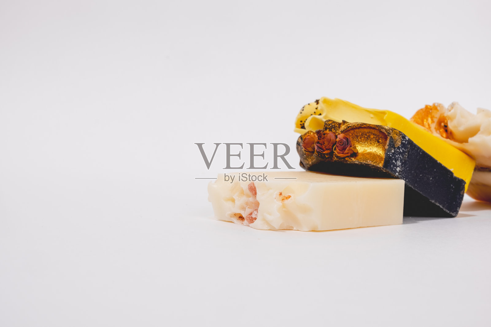 零废绿洗洗发水和矿物油精华。护肤护发理念。可持续可重复使用的素食洗发水吧照片摄影图片