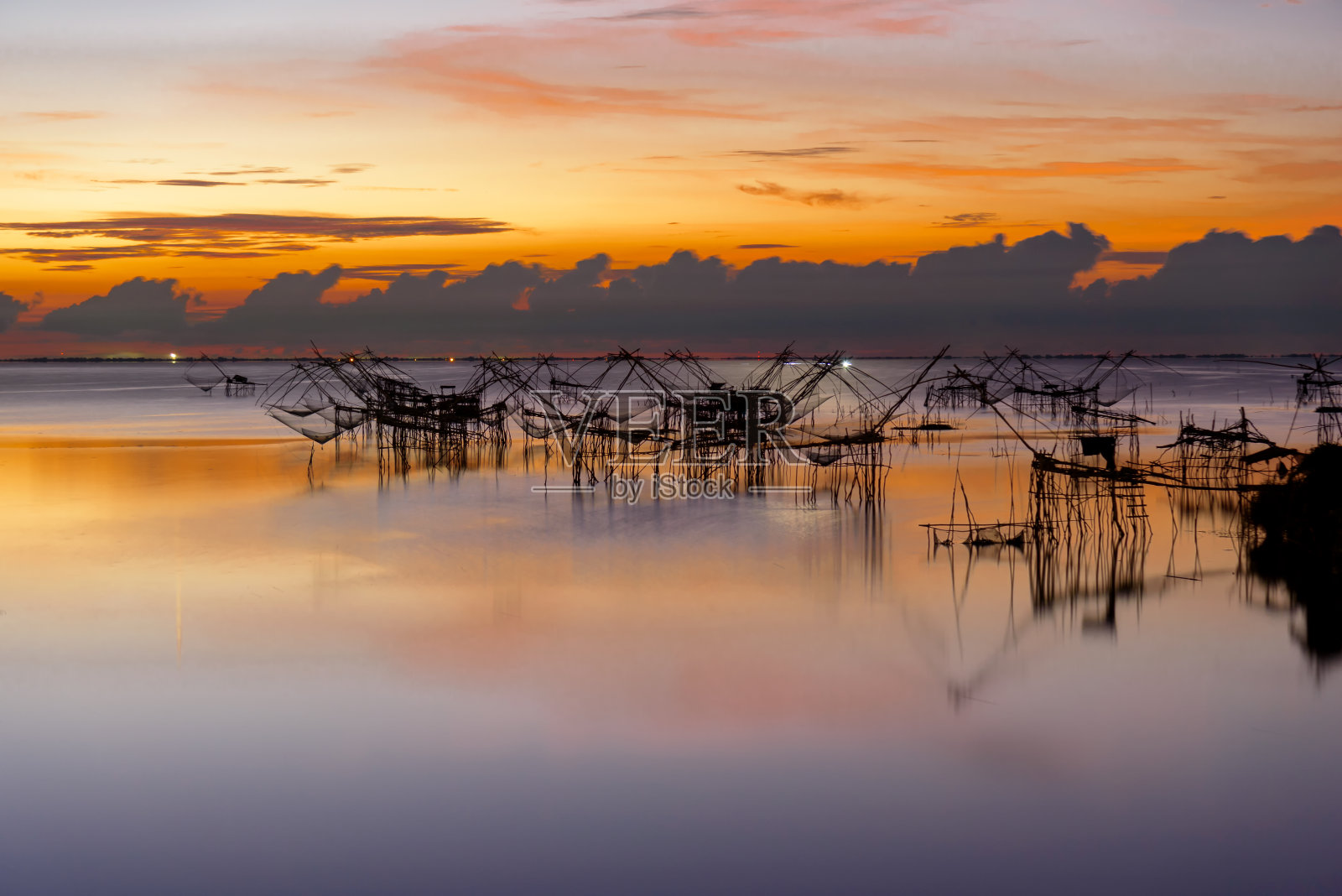 美丽的风景早晨天空日出，使用巨大的网泰利诺湿地在Baan Pak Pra，泰国，法塔隆。照片摄影图片