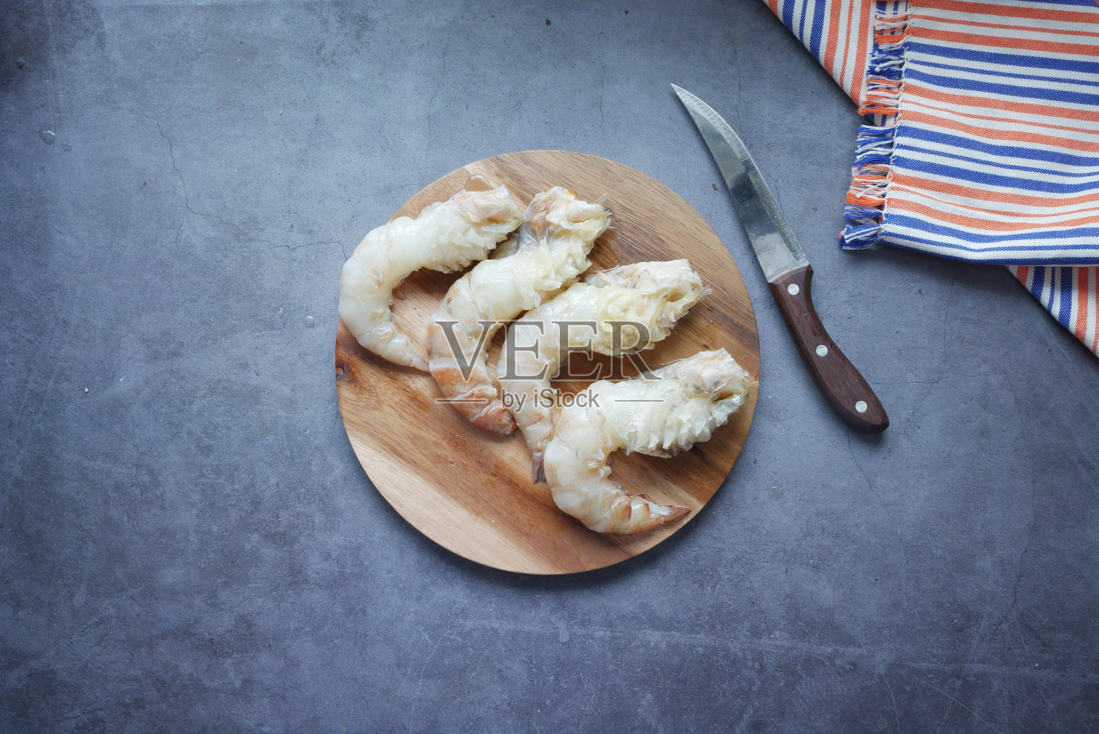 俯视图王虾在盘子上的桌子。照片摄影图片