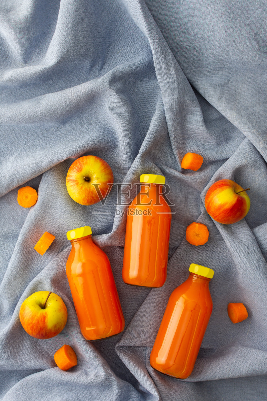 瓶装胡萝卜苹果汁照片摄影图片