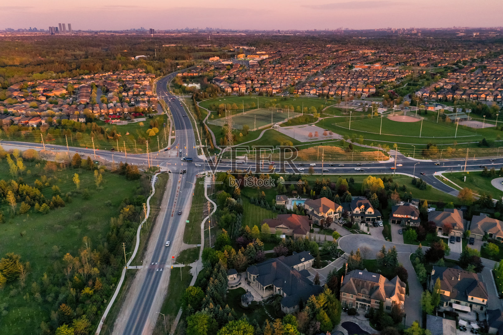 加拿大沃恩，Woodbridge和Kleinburg的独立复式住宅，在麦肯齐博士和Islinton大街的住宅区的鸟瞰图照片摄影图片