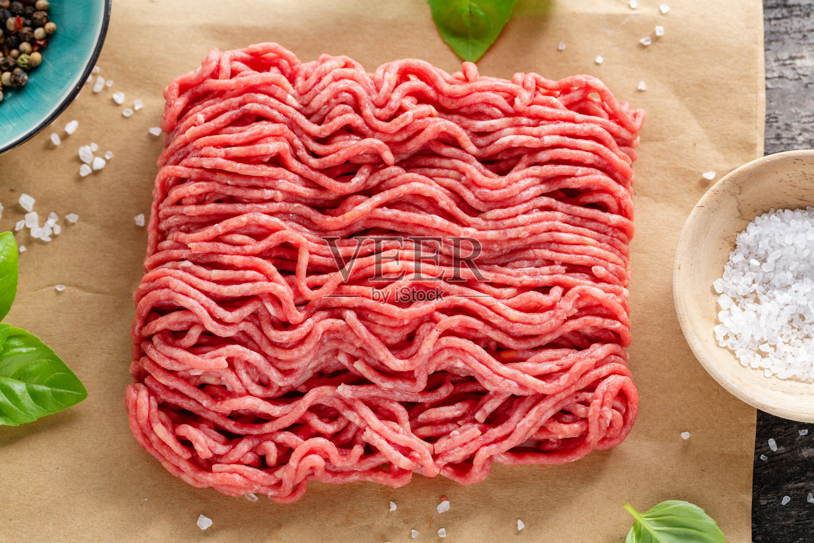 桌上放着纸上的调味肉末照片摄影图片