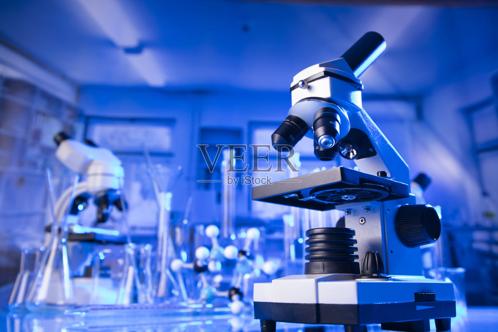 关于冠状病毒流行的实验室调查。照片摄影图片