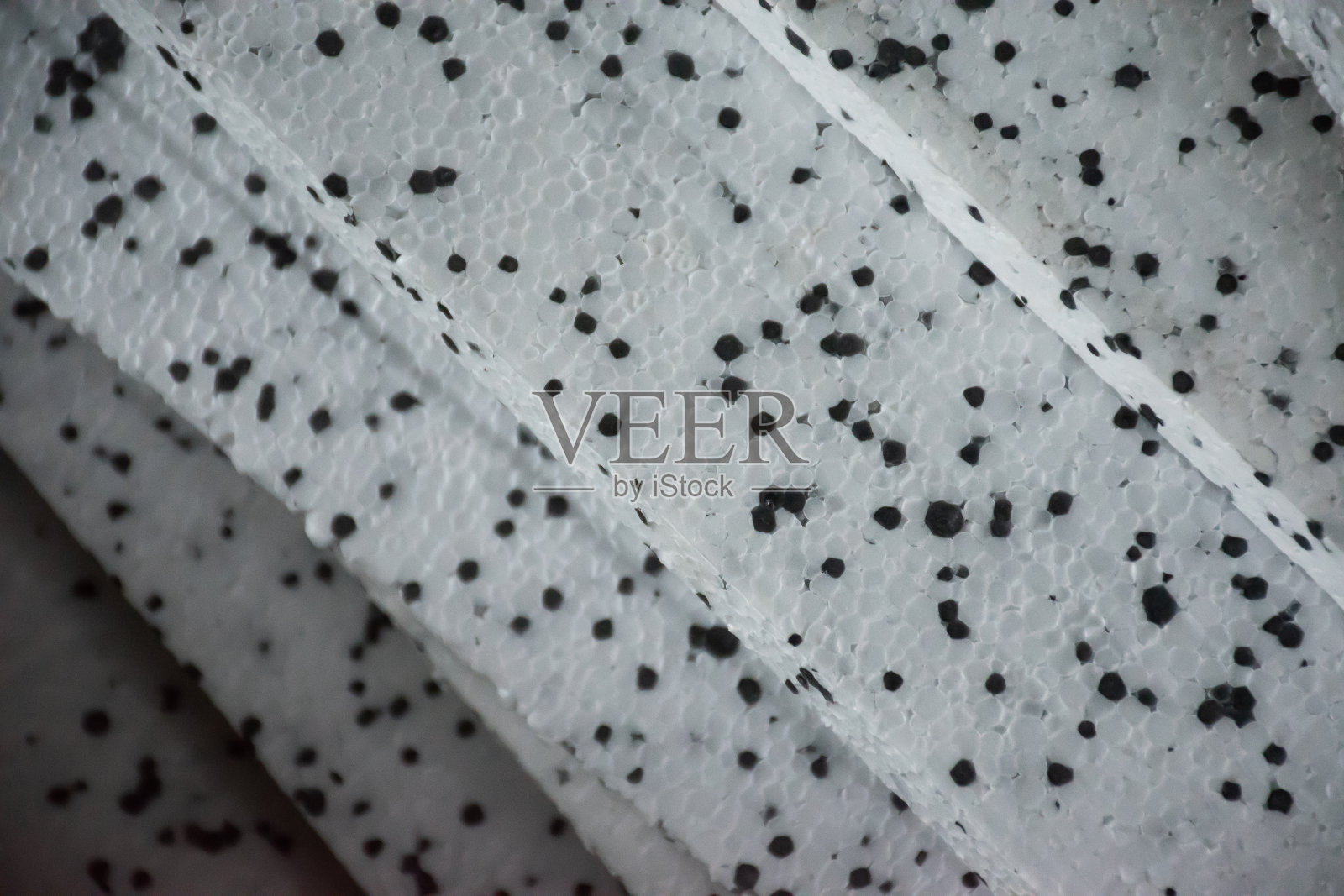 堆叠的白色和黑色膨胀聚苯乙烯(eps)泡沫板防震。照片摄影图片