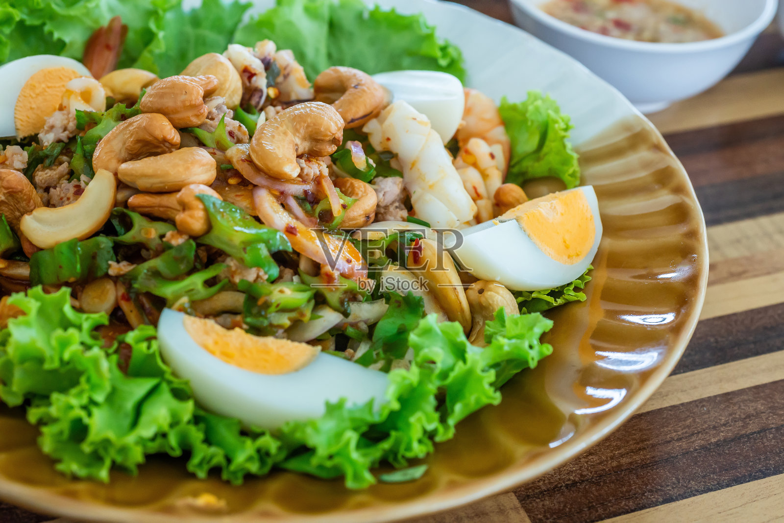 翅豆酸辣沙拉配煮鸡蛋和腰果在泰国被称为番薯。照片摄影图片