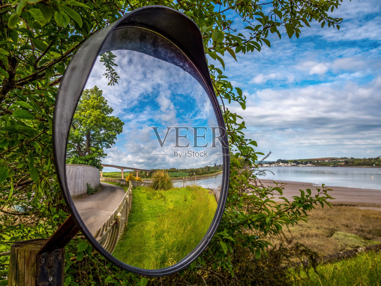 回顾。英国德文郡比德福德附近的托里奇河，从街镜中看到。照片摄影图片