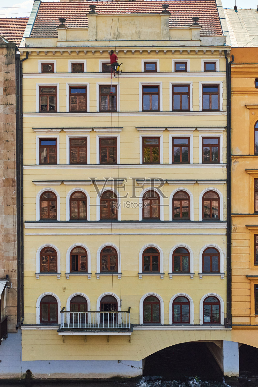 走在布拉格的街道上照片摄影图片