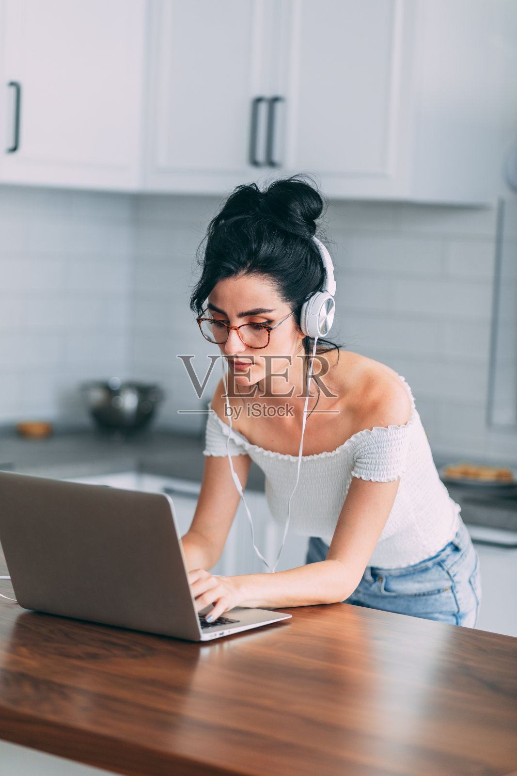 公寓里有个漂亮女人照片摄影图片