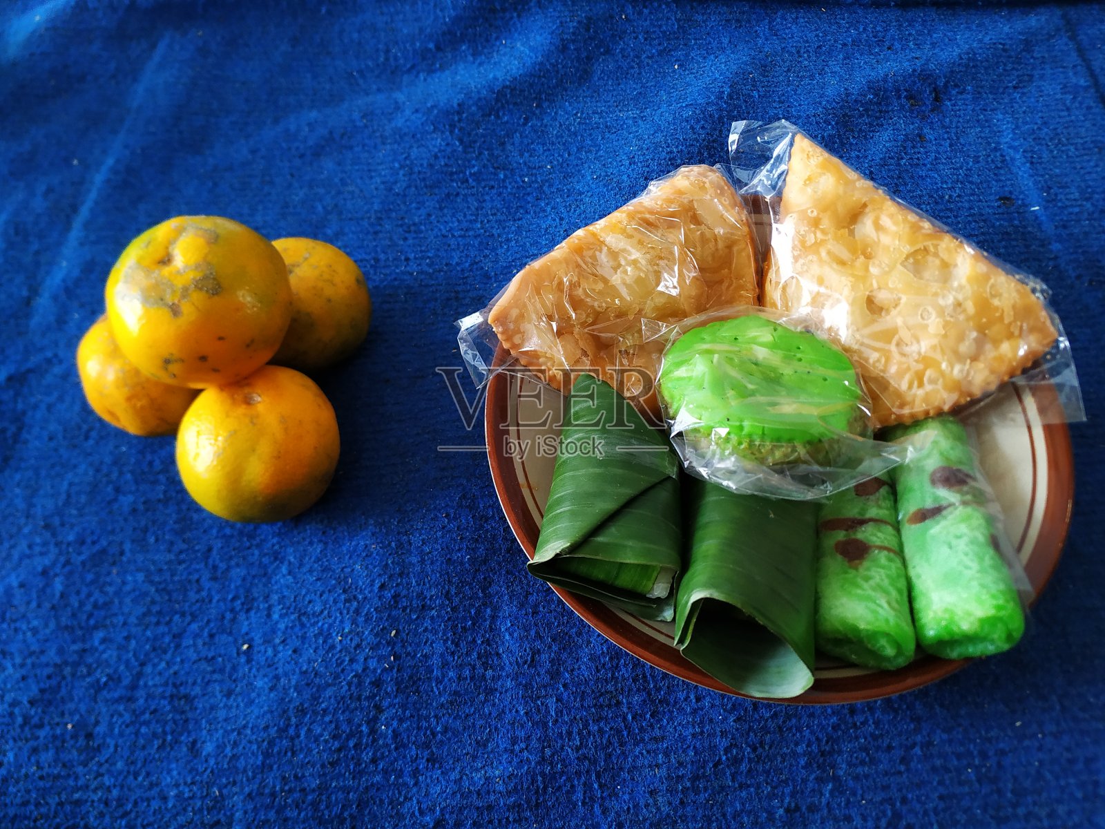 橘子、各种蛋糕和印尼爪哇传统食物照片摄影图片