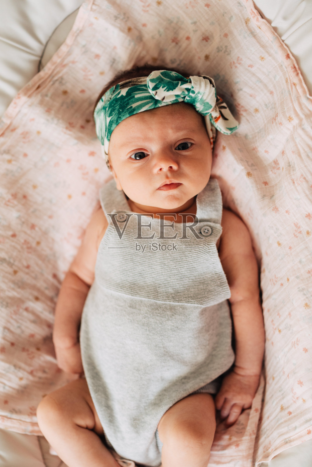 积极的年轻母亲抱着她的孩子在现代公寓照片摄影图片