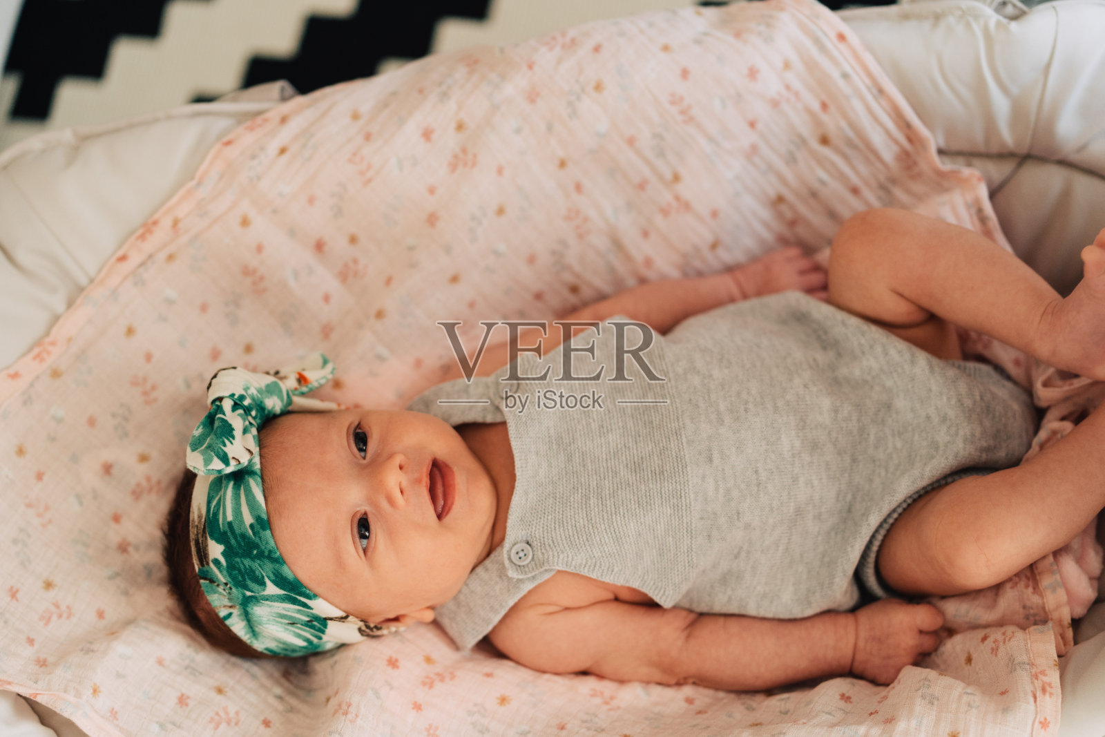 积极的年轻母亲抱着她的孩子在现代公寓照片摄影图片