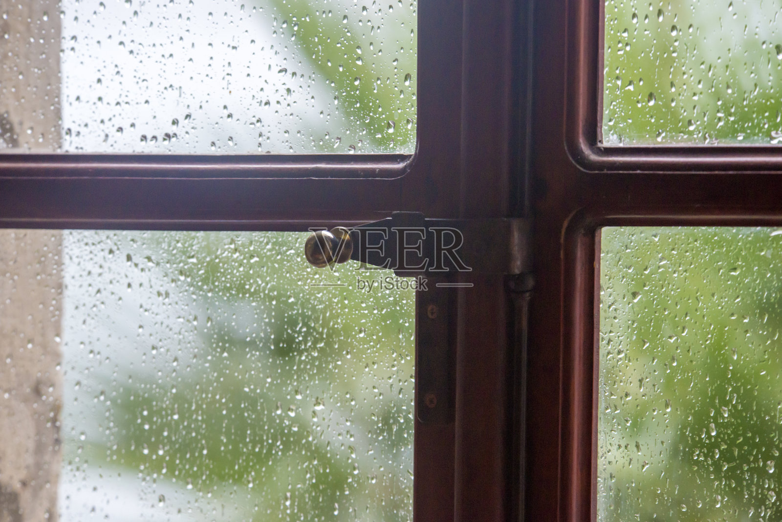 雨滴落在玻璃上的特写镜头照片摄影图片