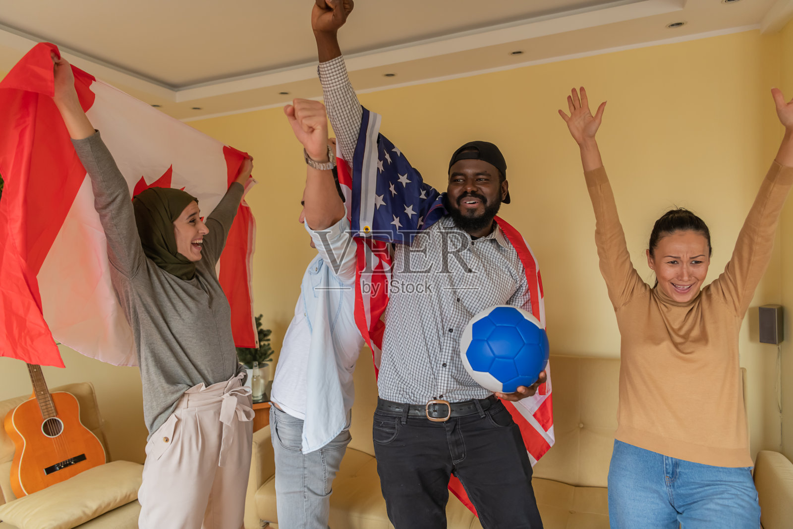一群来自美国和加拿大的好友一起看足球比赛照片摄影图片