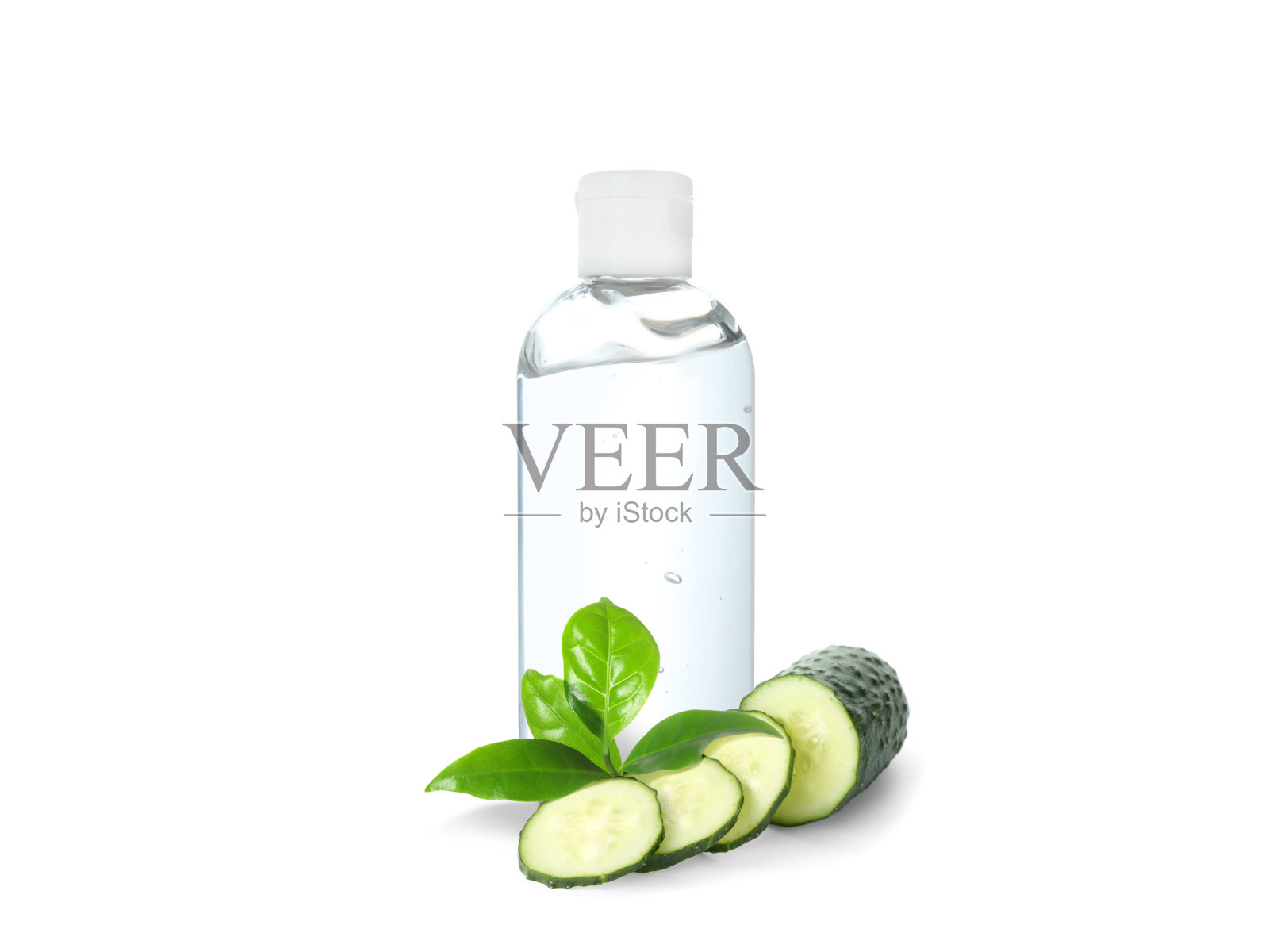 瓶胶束清洁水，新鲜黄瓜和绿叶在白色背景。卸妆水照片摄影图片