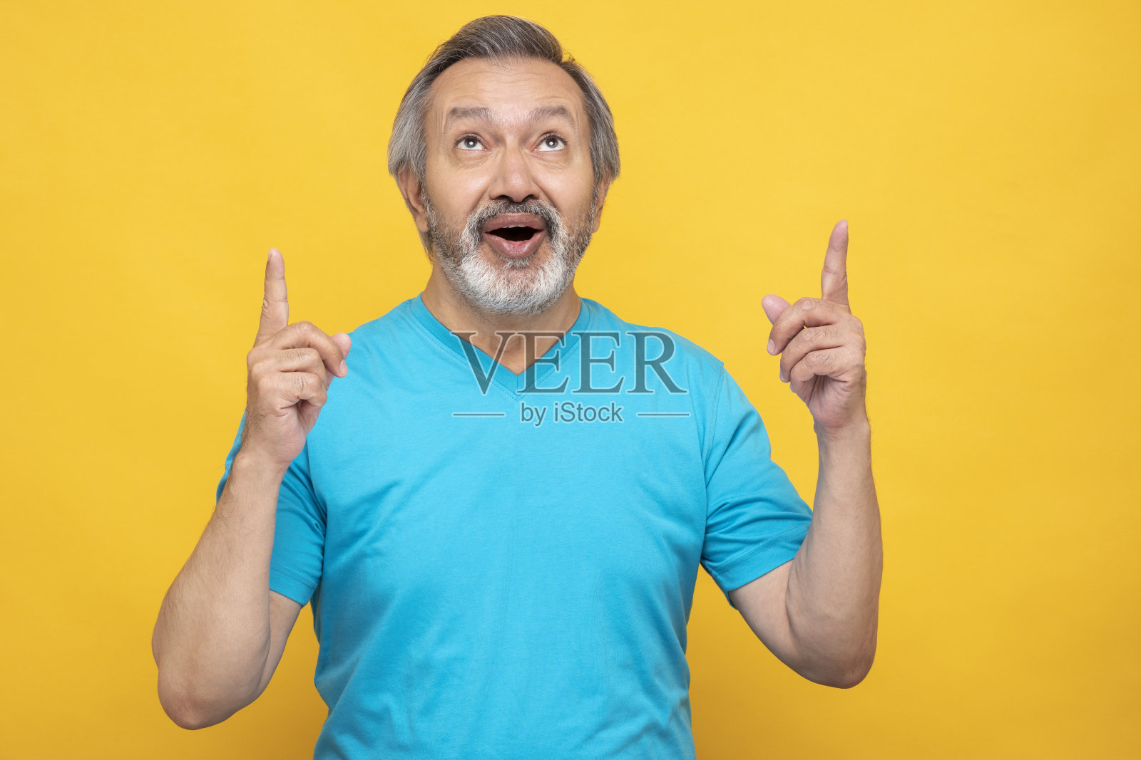 肖像的成熟男子站在孤立的黄色背景:股票照片照片摄影图片