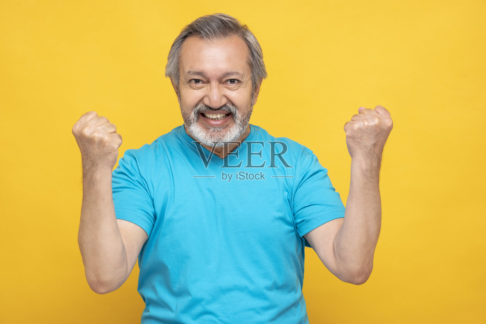 肖像的成熟男子站在孤立的黄色背景:股票照片照片摄影图片