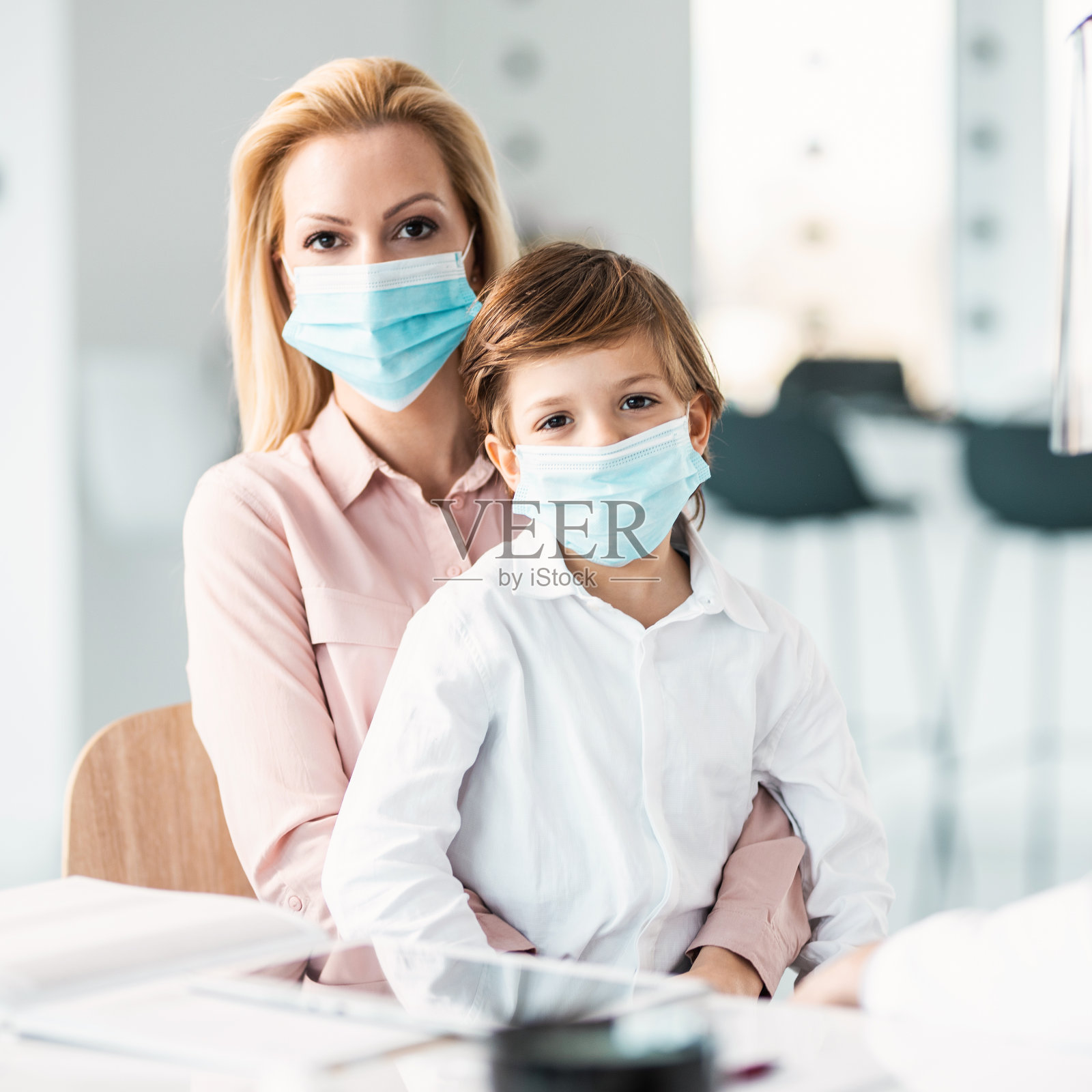 戴防毒面具照片摄影图片