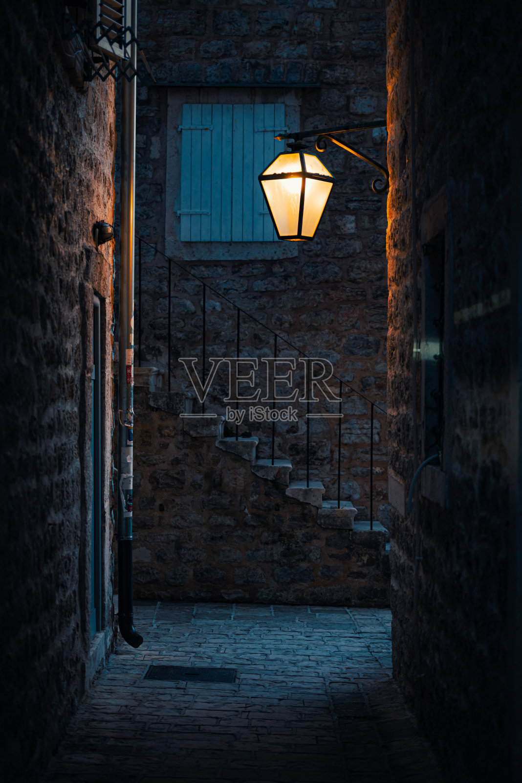 布瓦老城的夜晚。黑山，巴尔干半岛，欧洲旅行。照片摄影图片