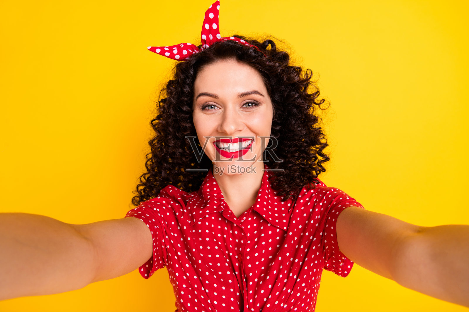 照片乐观漂亮的黑发女士做自拍穿衬衫孤立在黄色背景照片摄影图片