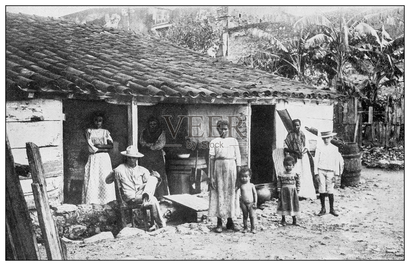 古董黑白照片:青年岛家庭照片摄影图片