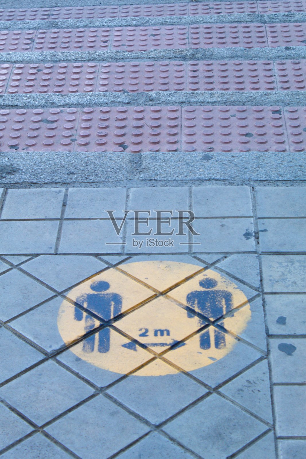 道路上因疫情而设置的安全隔离标志照片摄影图片