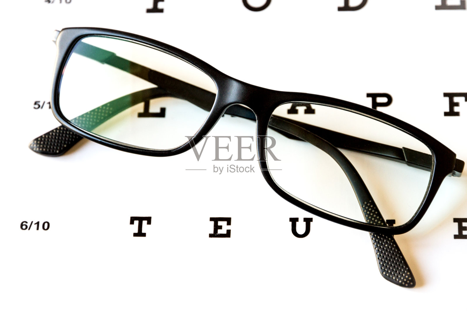 视力表上的眼镜照片摄影图片