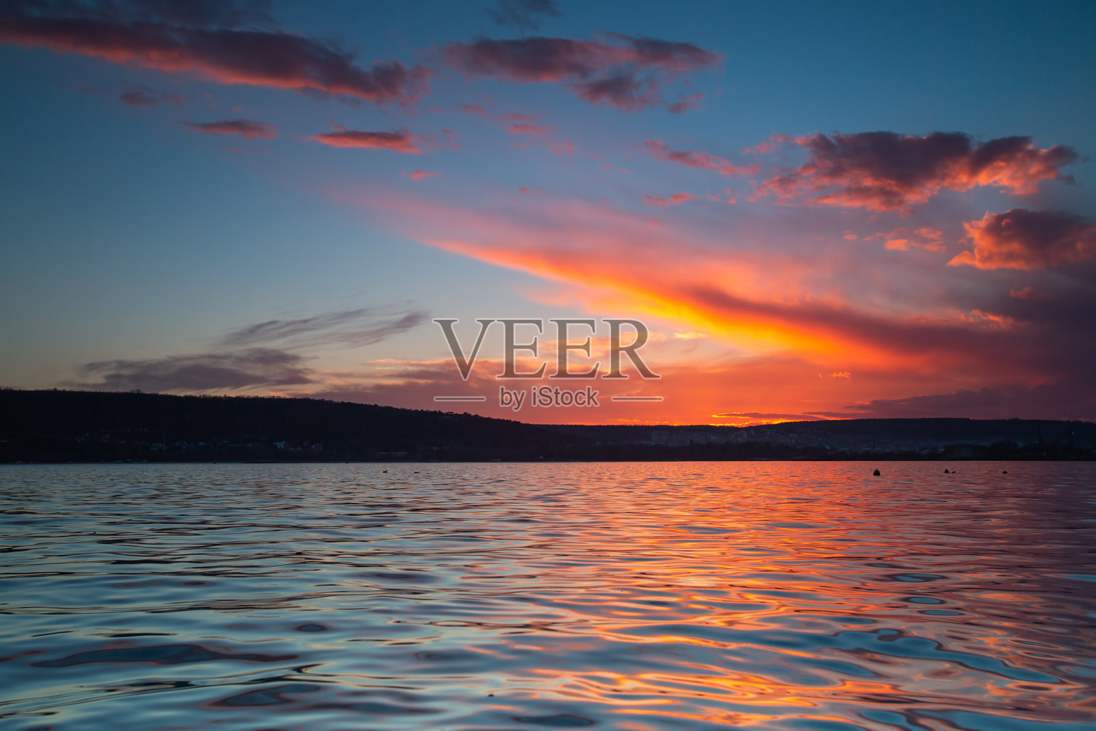 海面上美丽的云景，夕阳的镜头照片摄影图片