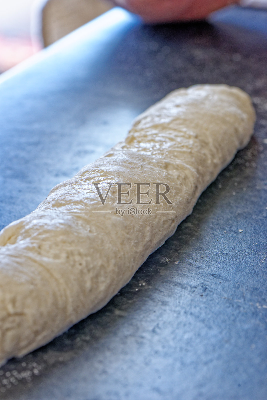 在把面包放进烤箱之前先生面团照片摄影图片