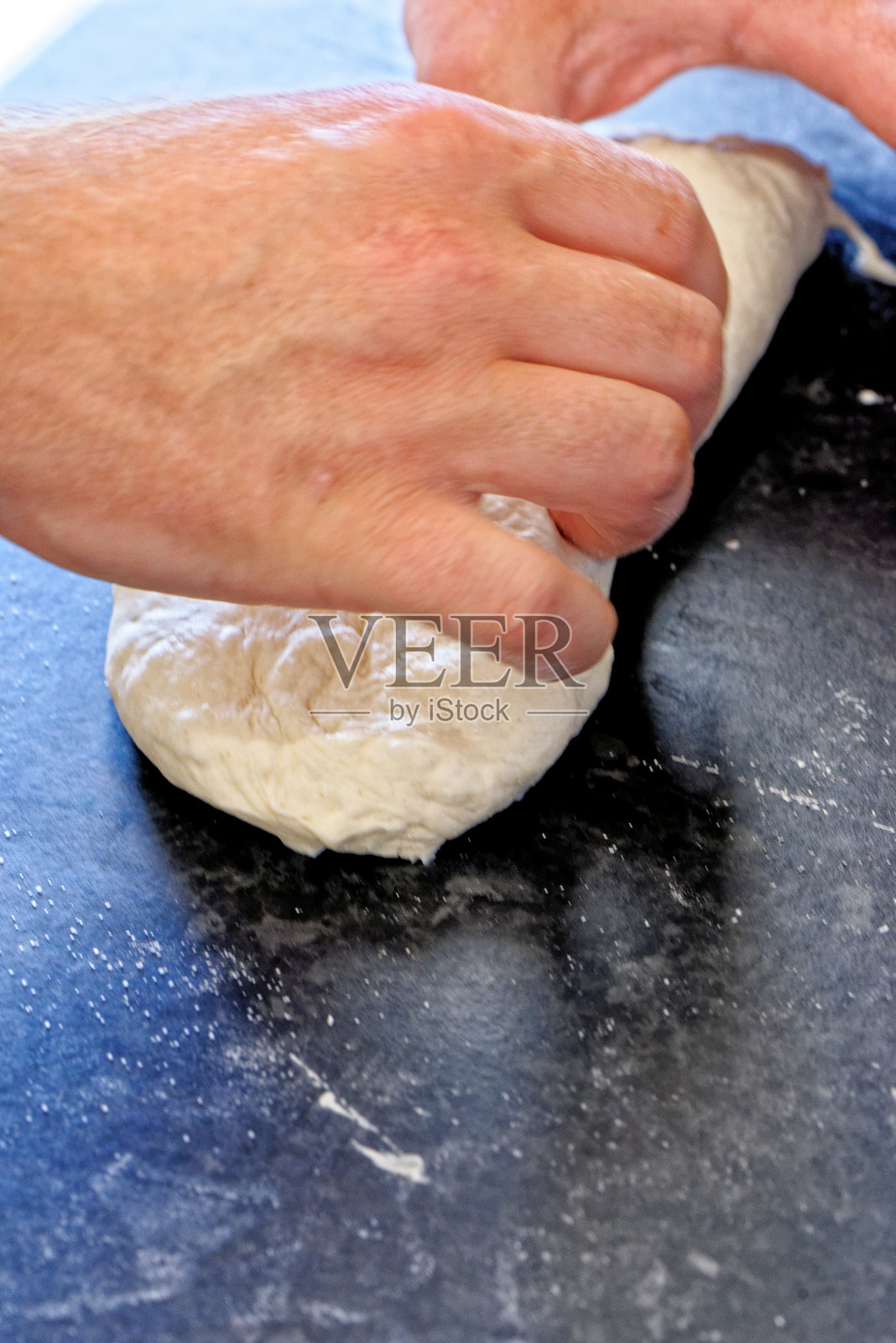 专业面包师准备面包面团在厨房的特写视图照片摄影图片