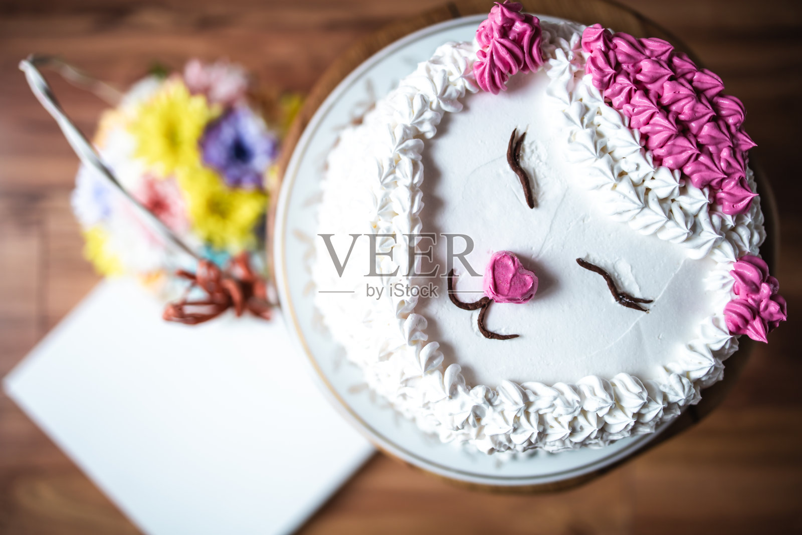 顶视图白色，奶油蛋糕与猫装饰照片摄影图片