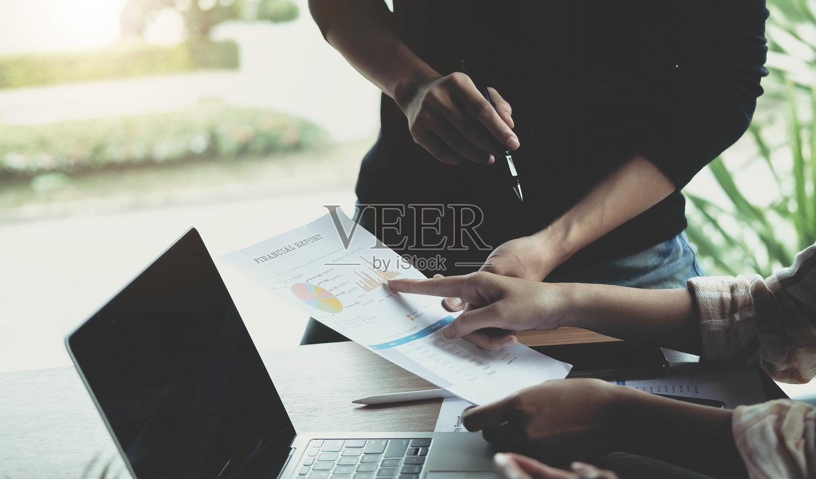 商务人士会议会议讨论工作理念照片摄影图片