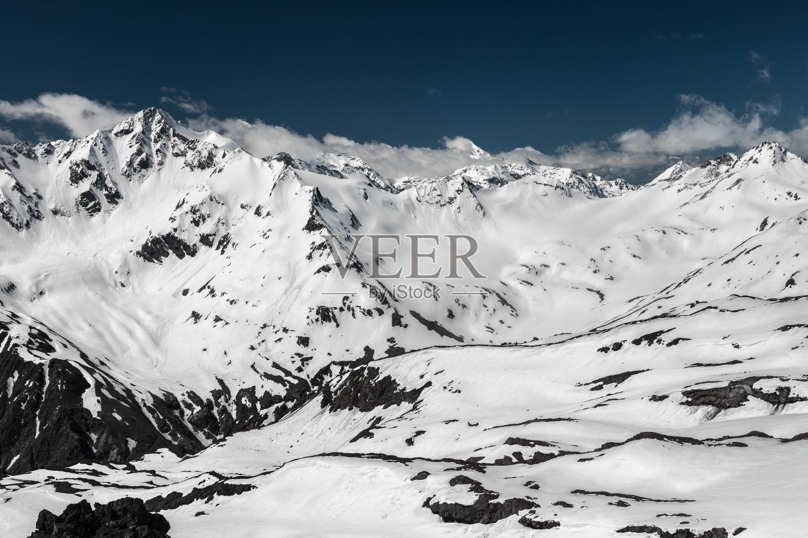 高加索山脉的雪峰照片摄影图片