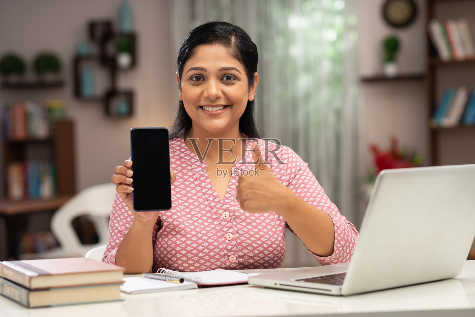 一个商业女性和教师在家里工作的照片:库存照片照片摄影图片