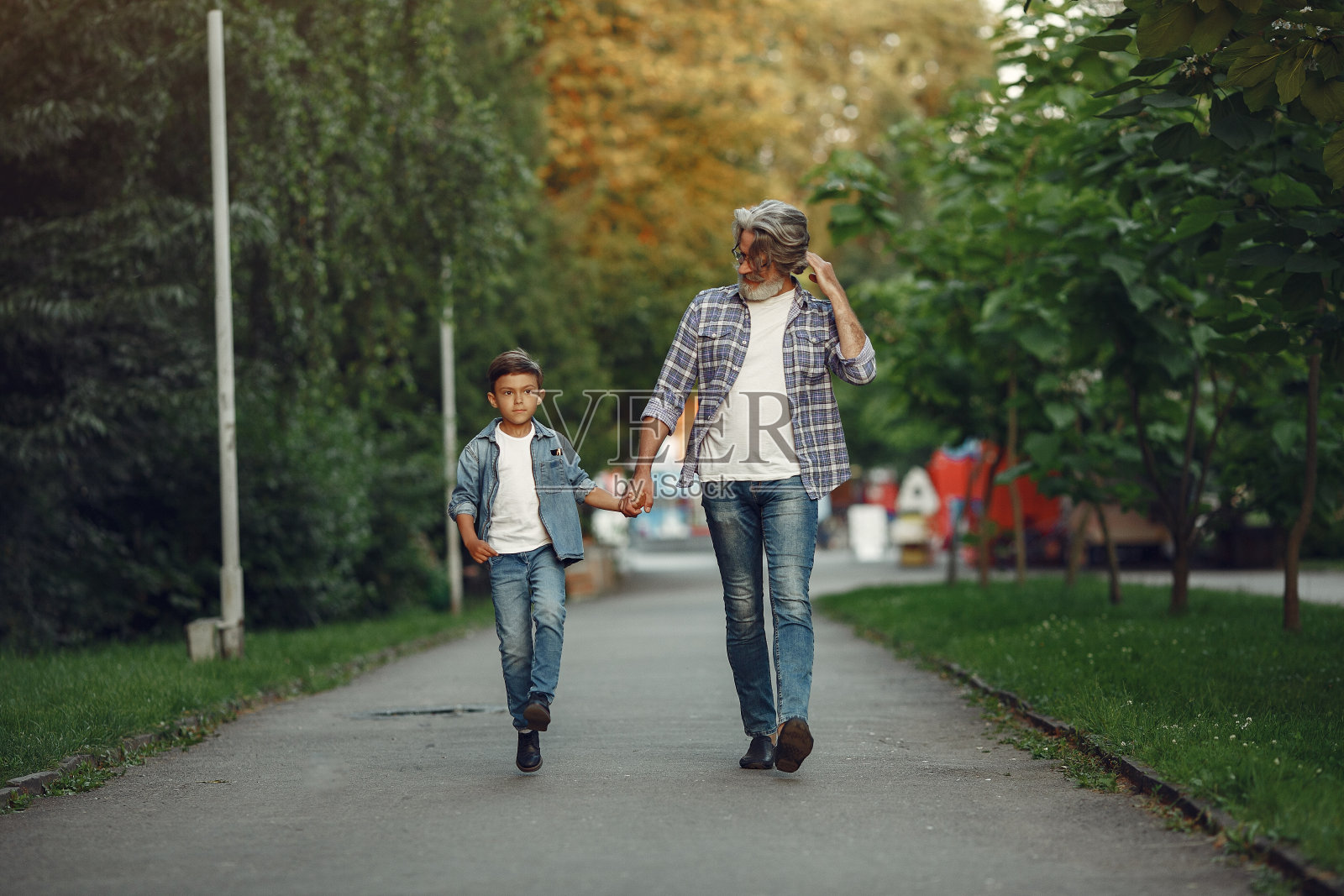 爷爷和孙子在夏季公园散步照片摄影图片