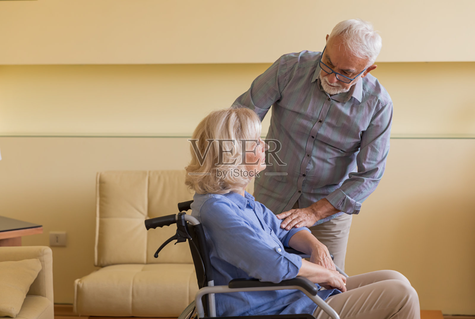 残疾妇女在家中与丈夫共度美好时光照片摄影图片