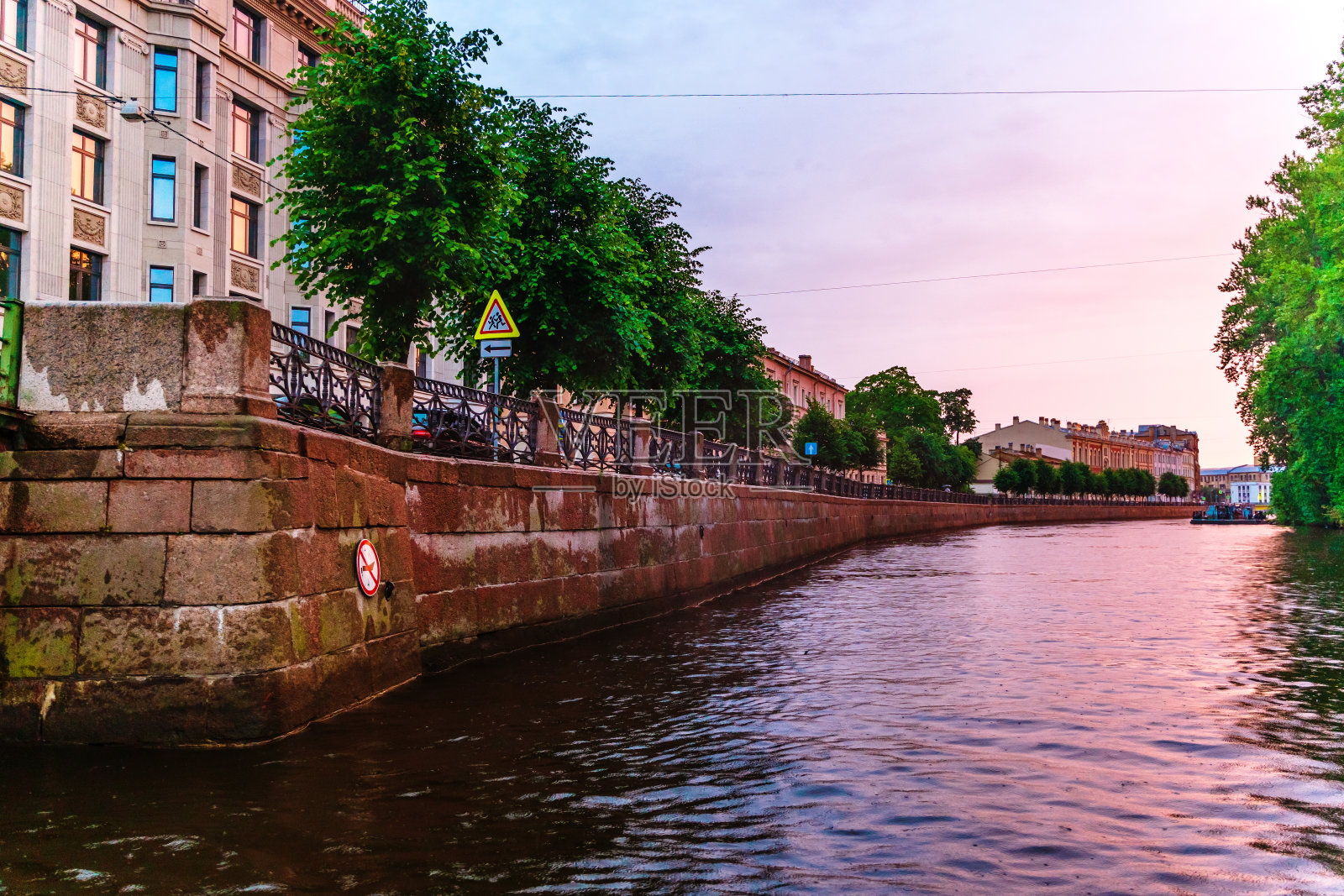 圣彼得堡的堤岸在一个明亮的日落。照片摄影图片