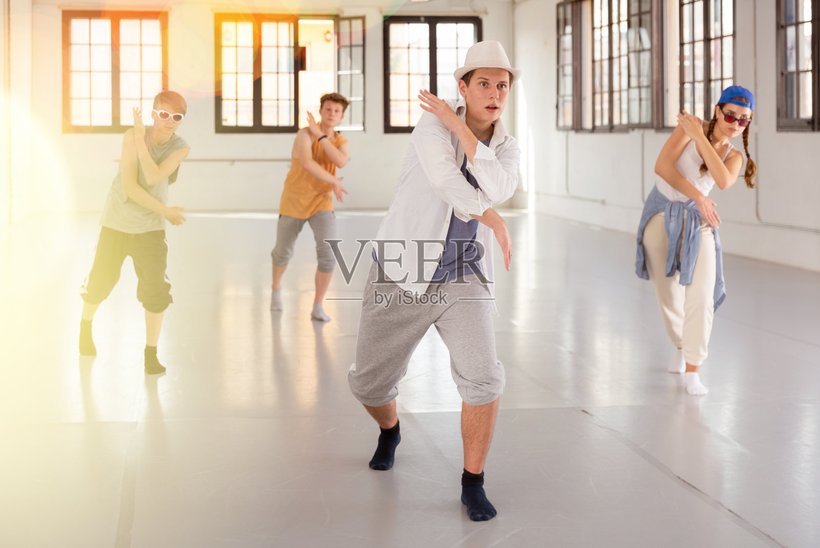 十几岁的舞者在工作室训练街舞照片摄影图片