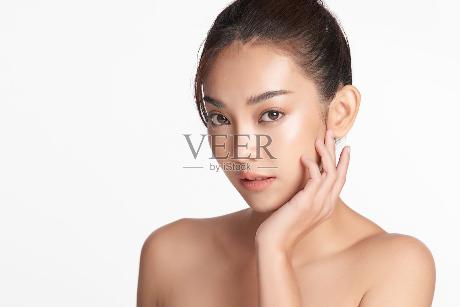 美丽的年轻亚洲女人与干净的新鲜的皮肤在白色的背景，面部护理，面部治疗，美容，美容和水疗，亚洲妇女肖像。照片摄影图片