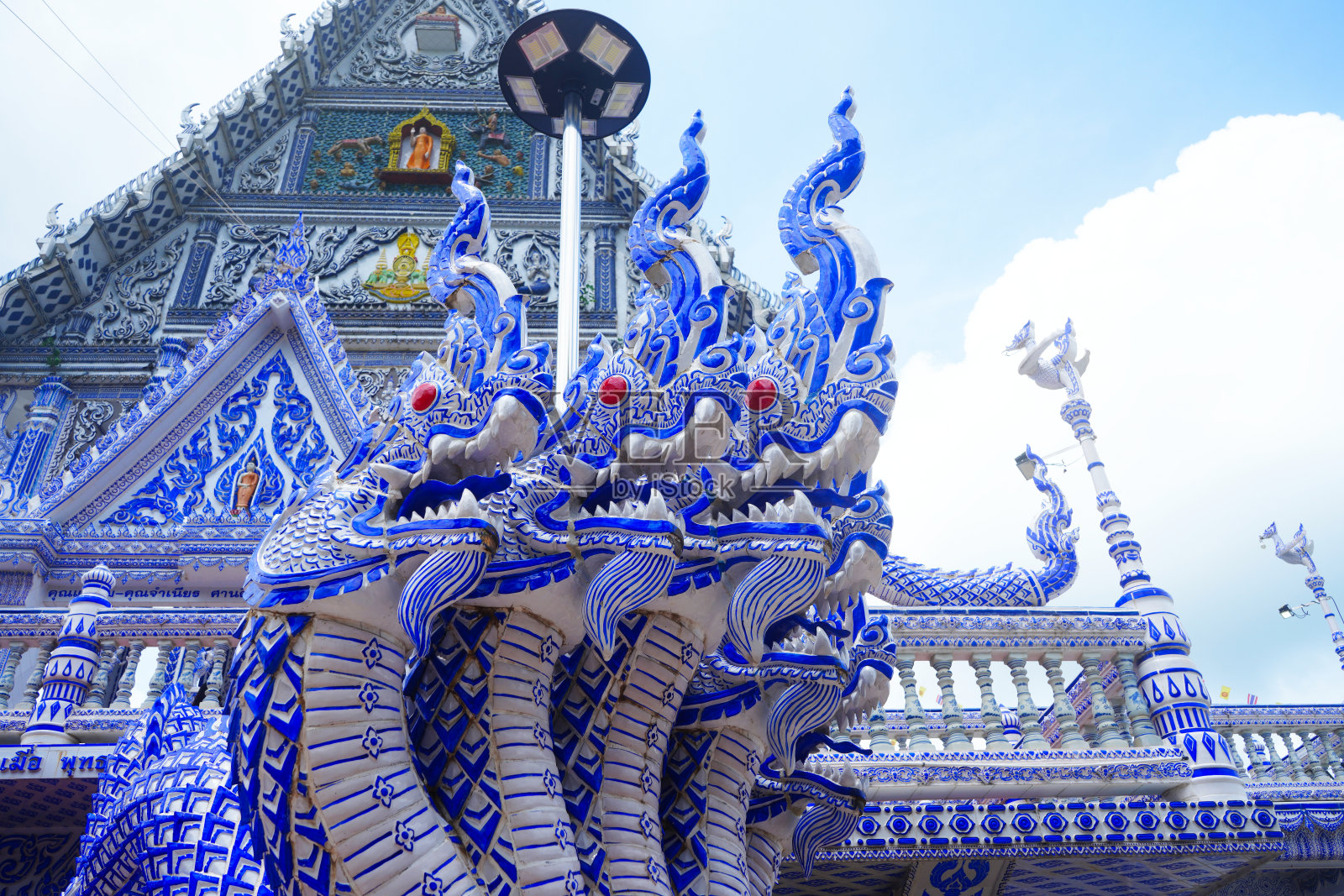 蓝色的披耶那迦楼梯是佛教徒的信仰，被认为是保护寺庙的神圣动物，位于泰国的昌塔布里照片摄影图片