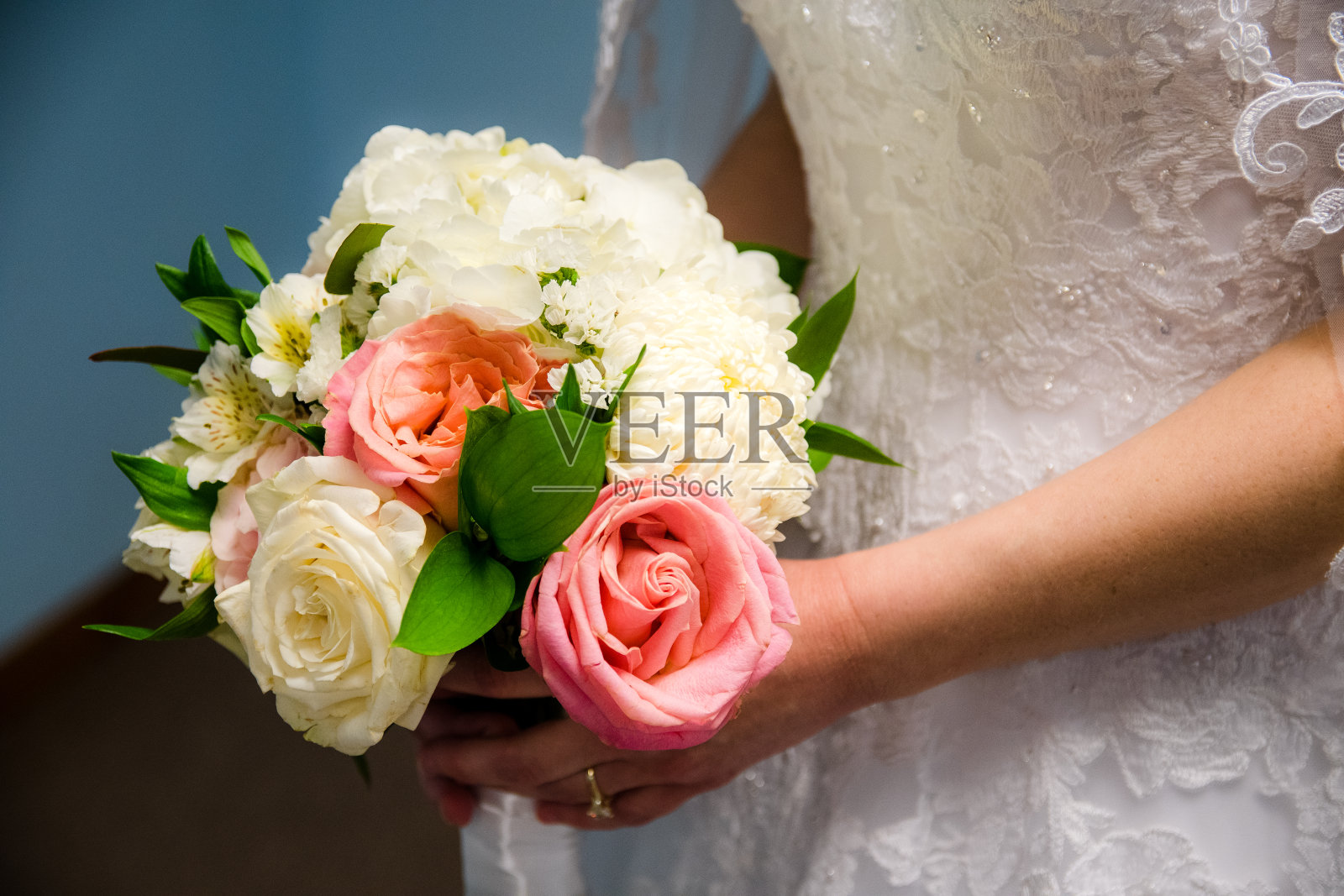 新娘手捧玫瑰花束照片摄影图片