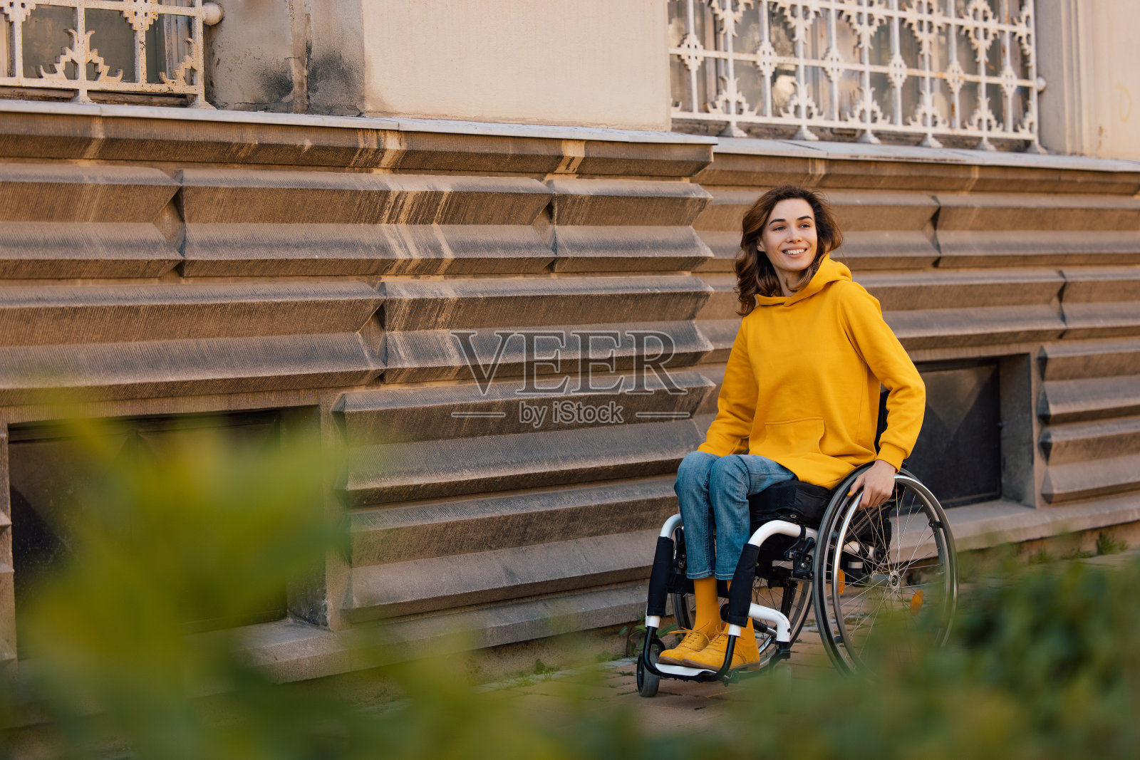 成年女子在外面惊讶地看着。照片摄影图片