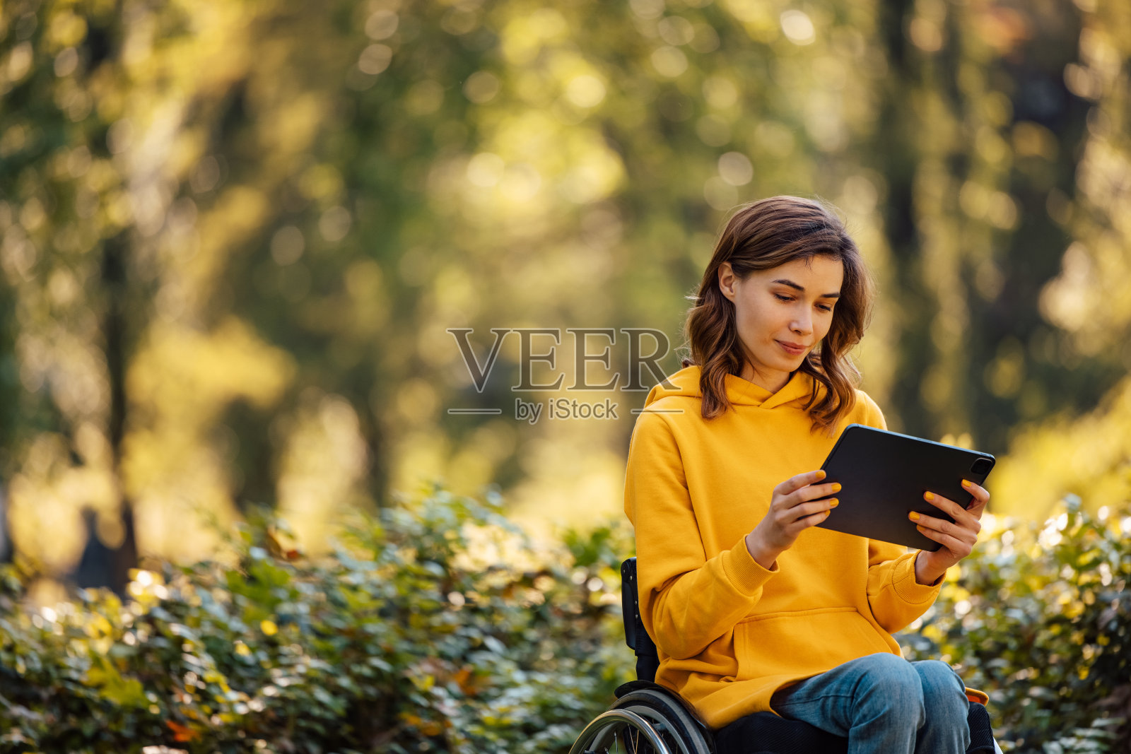 成年女性，正在浏览平板电脑。照片摄影图片