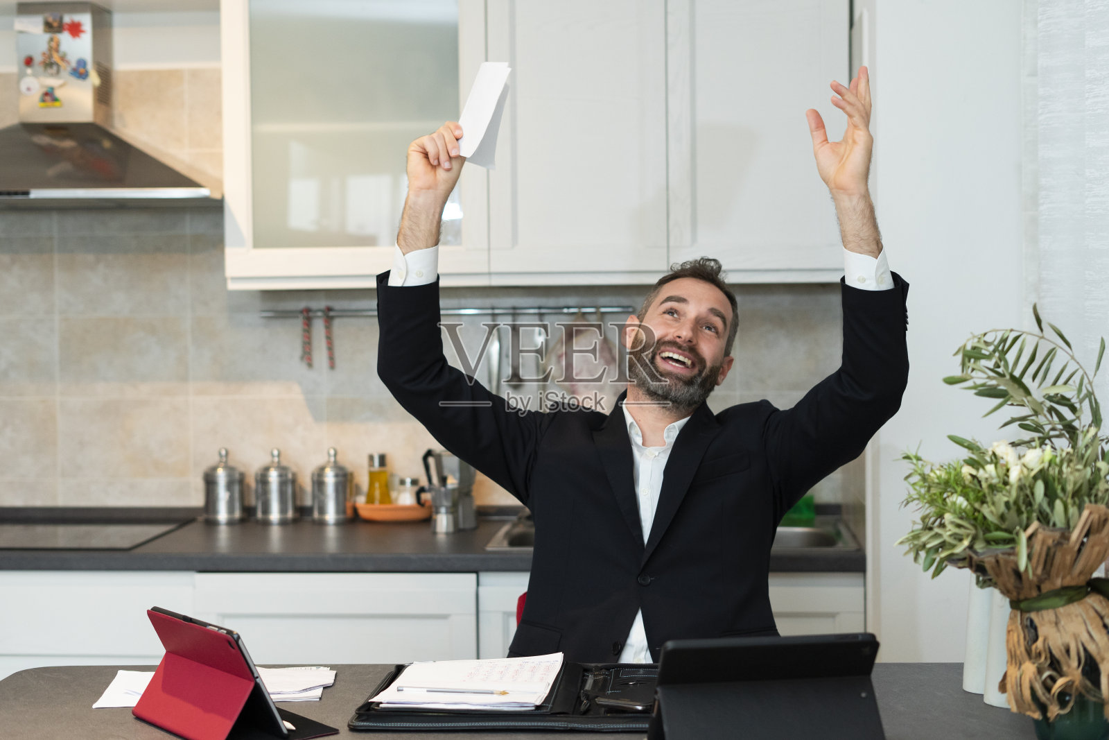 一个快乐的年轻商人在黎明举起双手准备交易的肖像。照片摄影图片