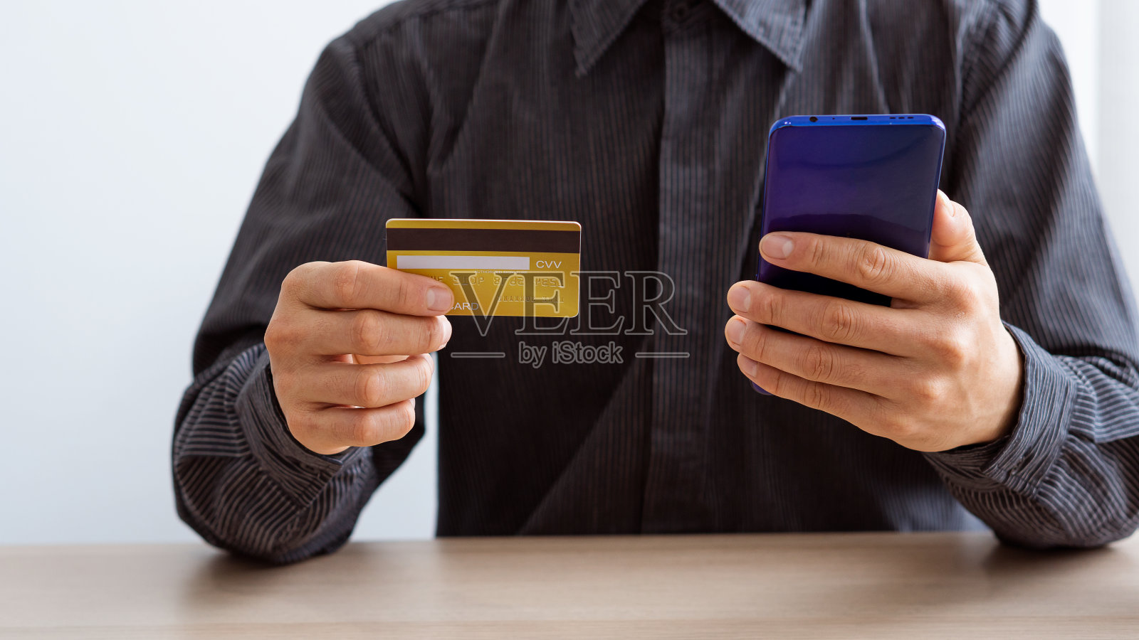 信用卡手机在笔记本电脑键盘上打字网上购物和网上银行支付的概念。照片摄影图片