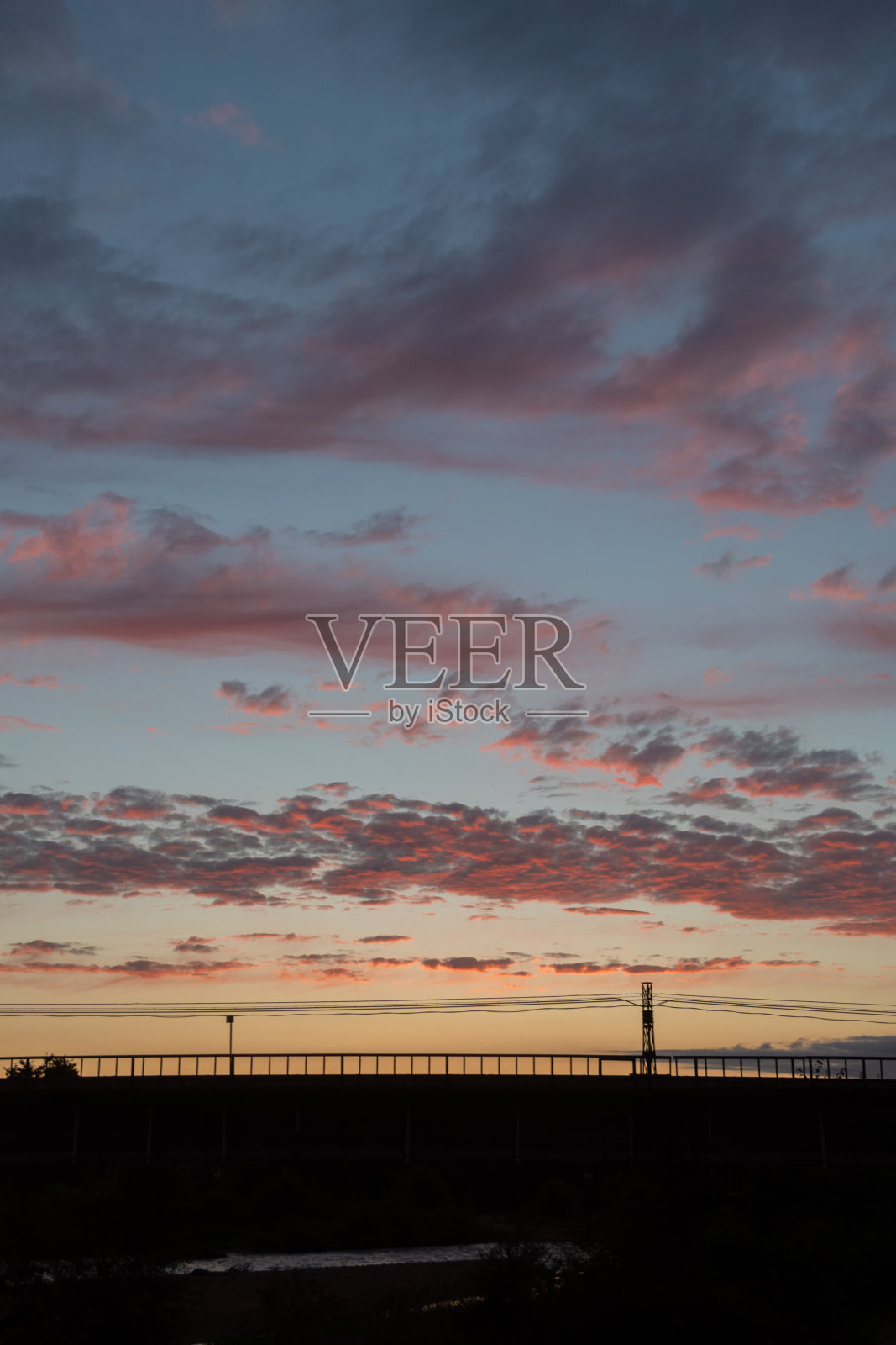 美丽的晚霞映着夕阳照片摄影图片