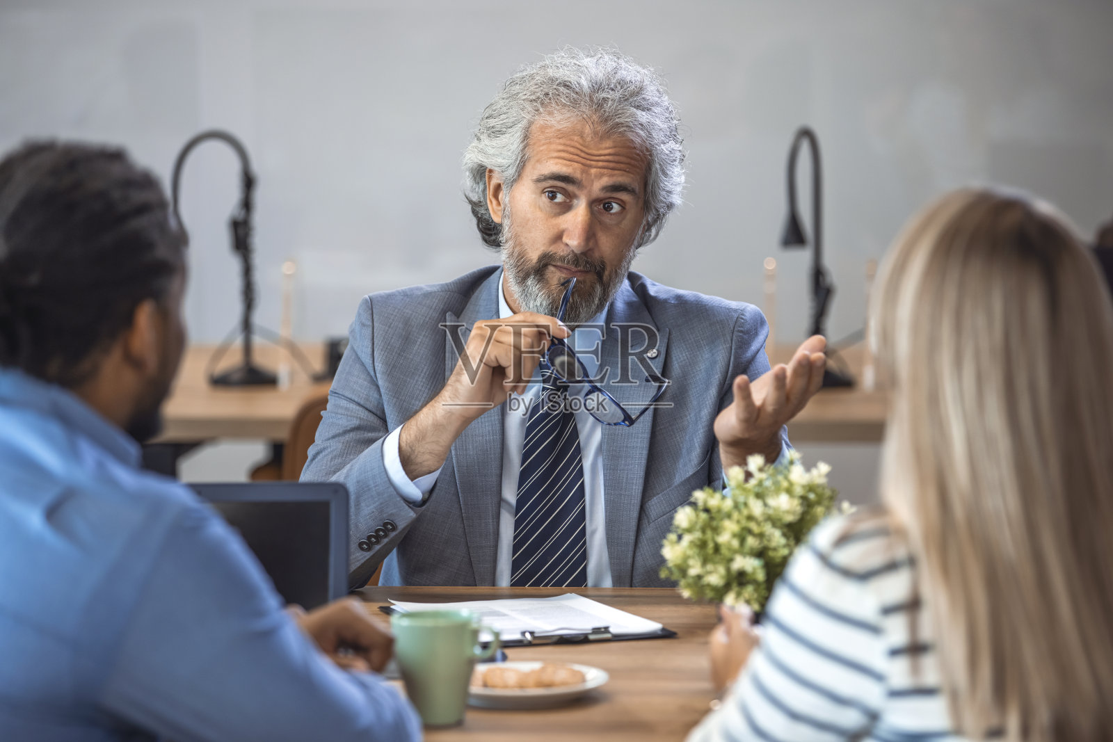 资深商人对他的团队说。照片摄影图片
