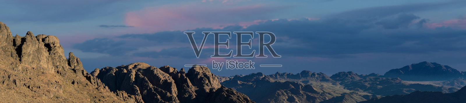 西奈山壮丽的日出，摩西山与贝都因人，山顶的优美景色照片摄影图片