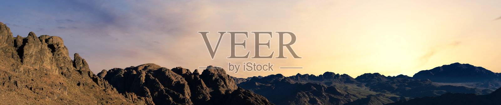 西奈山壮丽的日出，摩西山与贝都因人，山顶的优美景色照片摄影图片